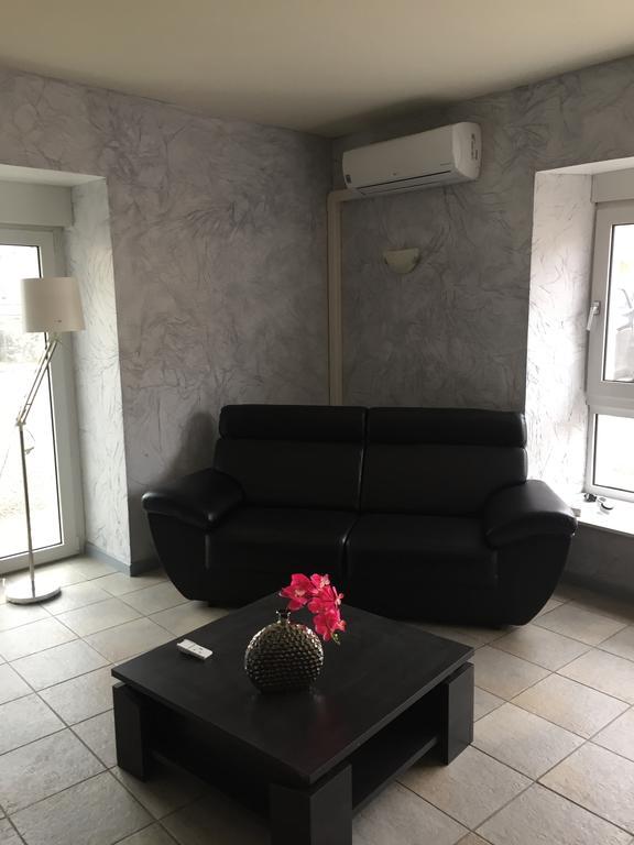 Ferienwohnung Au Pied De La Roche Exterior foto